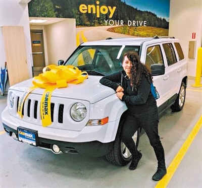 埃尔南德斯驾驶她的车辆