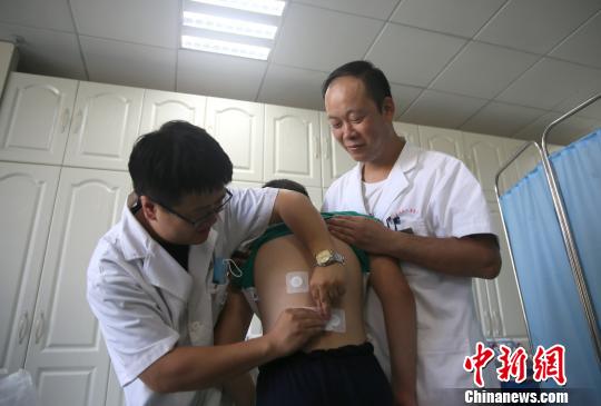 入伏首日宁夏为残疾人免费贴“三伏贴”