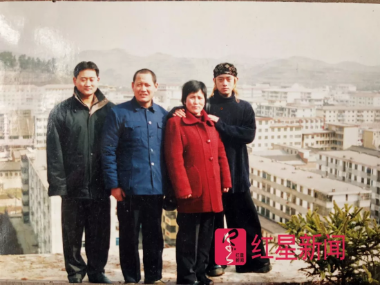 老人徒步寻妻愿卖房拿20万酬谢:人丢了要房有啥用