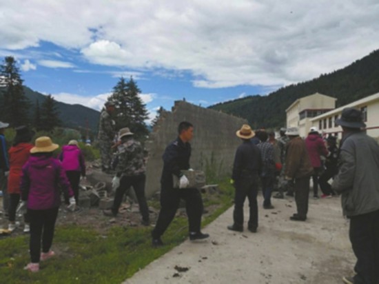 警察请缨上救灾一线跌落山沟 面部缝28针伤势严重