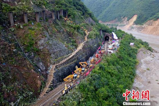 宝成铁路水害区段连续强降雨塌方地段出现坡面断裂带