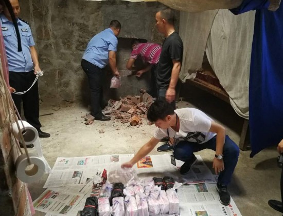 广西破烂民房墙里被抠出几百万现金？警方这样回应