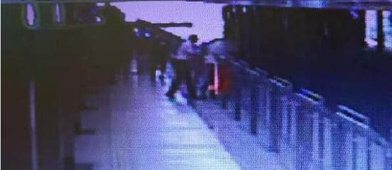 7月13日，上海地铁1号线锦江乐园站，站务员救下欲跳轨男子。 上海地铁供图