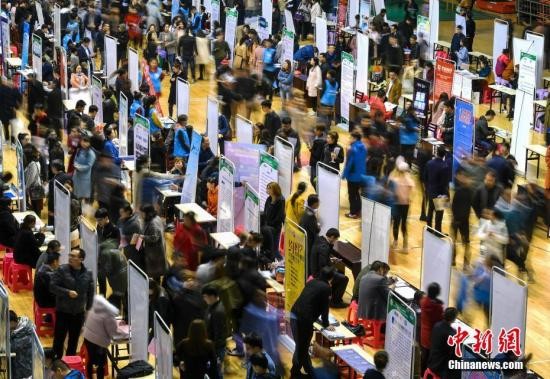 4月11日，2018年新疆维吾尔自治区民营企业招聘周走进乌鲁木齐的新疆大学校本部，近300家企业寻找英才。同时，新疆大学春季校园招聘会也正式启动，该校将陆续邀请用人单位走进校园，为即将毕业的大学生提供更多的就业岗位。中新社记者 刘新 摄