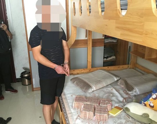 广西破烂民房墙里被抠出几百万现金？警方这样回应