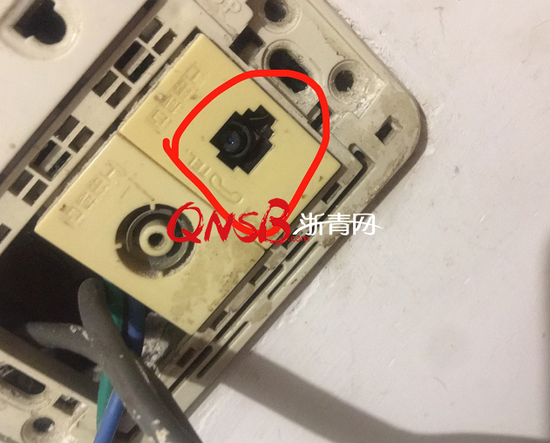杭州姑娘在合租房间里发现针孔摄像头，竟是斯文男房东装的！