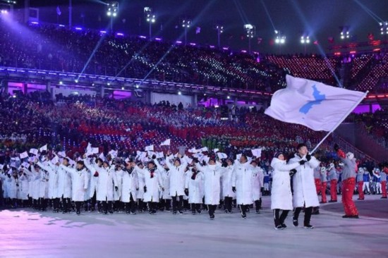 朝韩两国代表团在平昌冬奥会开幕式上举“朝鲜半岛旗”共同入场。 新华社记者吕小炜摄