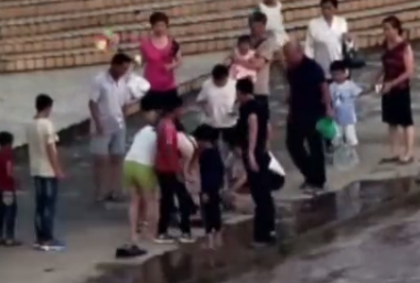 2分钟生死营救!男童溺水 沉水前警察跳河将其救起