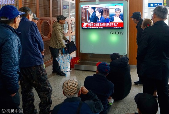 4月6日，韩国民众收看朴槿惠案一审宣判直播（图：视觉中国）