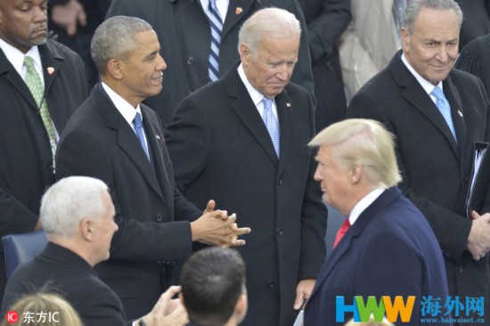 奥巴马和拜登出席特朗普的就职仪式（图源：东方IC）
