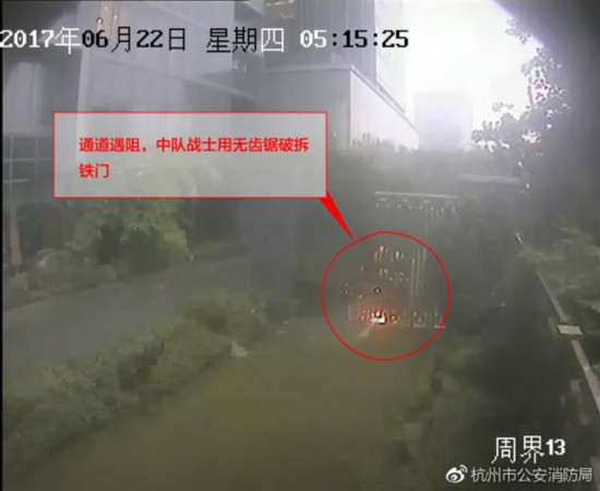 通道遇阻，消防战士用无齿锯破拆铁门