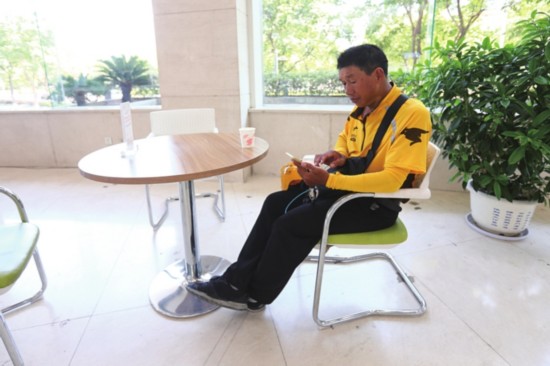 　　一位快递员在电信营业厅内休息