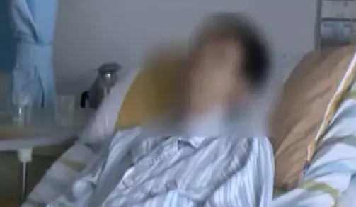 这体型小心!小伙伸懒腰肺竟炸了 引出1500毫升血