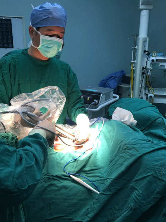 这体型小心!小伙伸懒腰肺竟炸了 引出1500毫升血