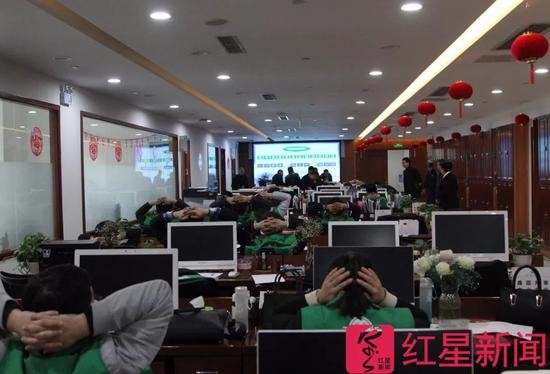 ▲此前，警方对此案开展集中抓捕行动 图片来源：红星新闻 摄影记者 陶轲