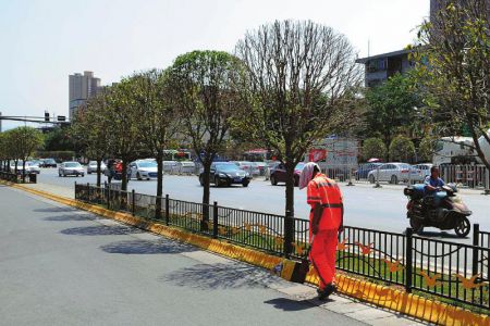 西安保洁员考核:只许路面有4个烟头 超标口头批评