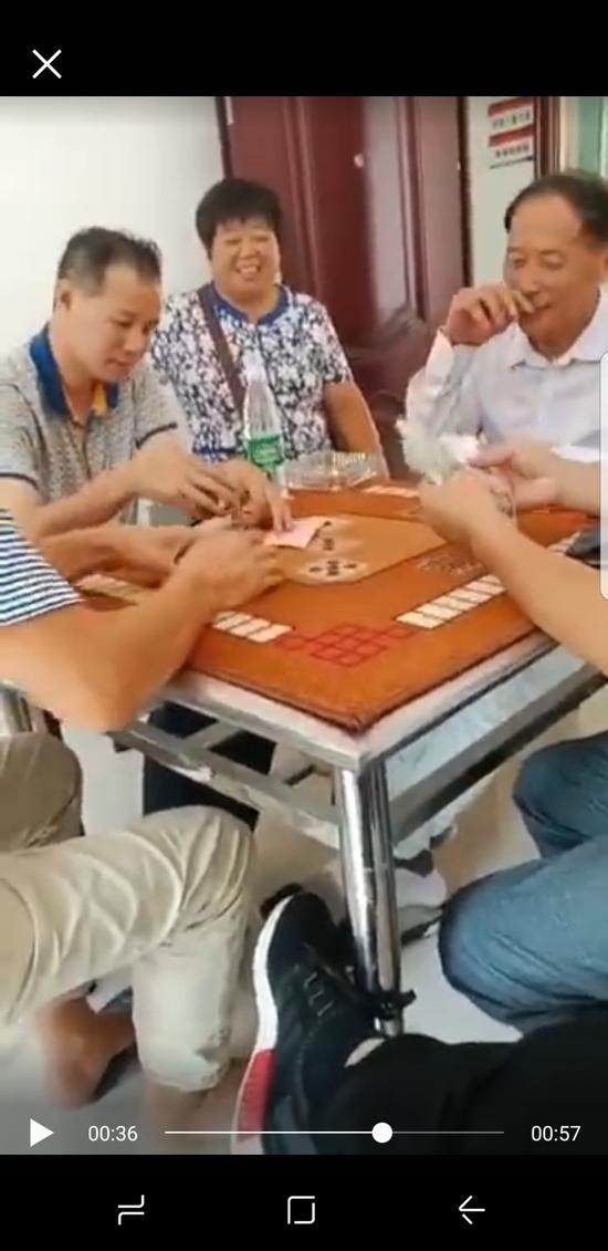 湖南一扶贫干部村委会内赌博被拍 涉事干部被拘留