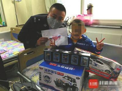 民警肖建刚今年1月看望成成，“叔叔在警察的岗位上等着你！”