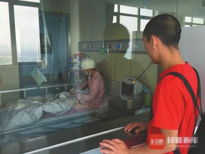 隔着病房的玻璃，儿子的每一个动作和表情，钟世波都看在眼里，痛在心里。