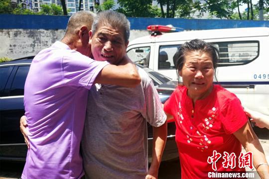 七旬老人寻找失散60年亲弟弟民警助其与家人团聚