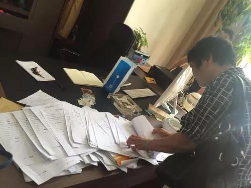 21世纪不动产景隆店办公桌上50多份1月至6月的成交报告