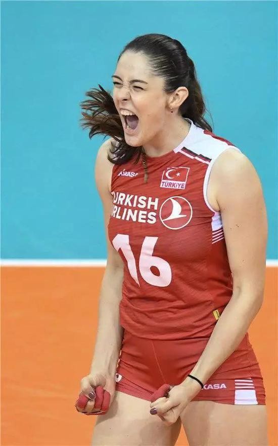 2017年,居内什随队获得U20女排世青赛殿军,但个人荣膺最佳副攻。