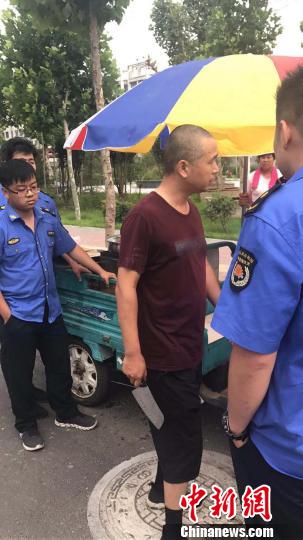 邢台一商贩持刀挥砍城管队员警方已介入调查（图）