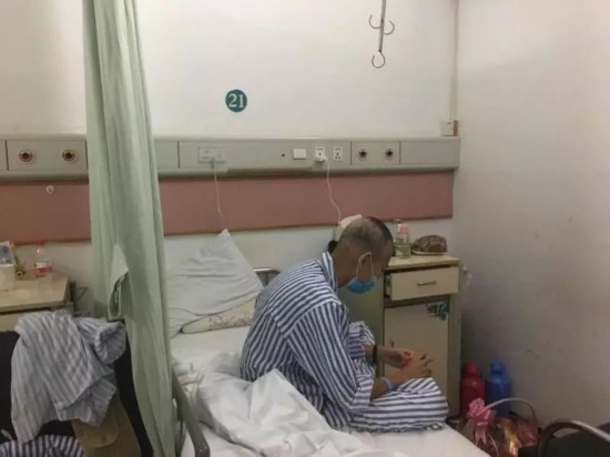 病床上玩着魔方的郑烨