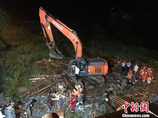 浙江桐庐发生廊桥桥顶垮塌事件已造成4死7伤