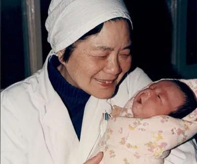 张丽珠教授与大陆首例试管婴儿合影