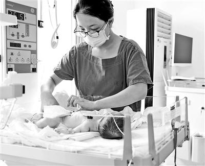 女婴被弃公厕内:生命体征尚平稳 亲生父母仍无音信