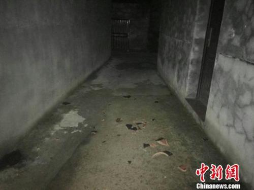 村中被风吹落的瓦片。 张斌 摄