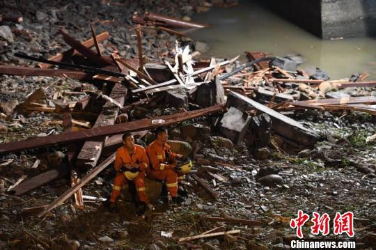 桥下有大量被吹落的廊桥木结构。 王刚 摄