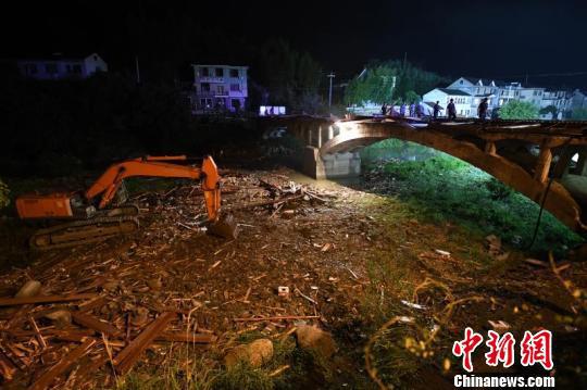 廊桥救援工作开展中。 王刚 摄