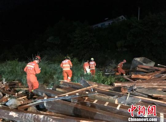 浙江桐庐廊桥桥顶垮塌致8死：事发时有持续20分钟大风