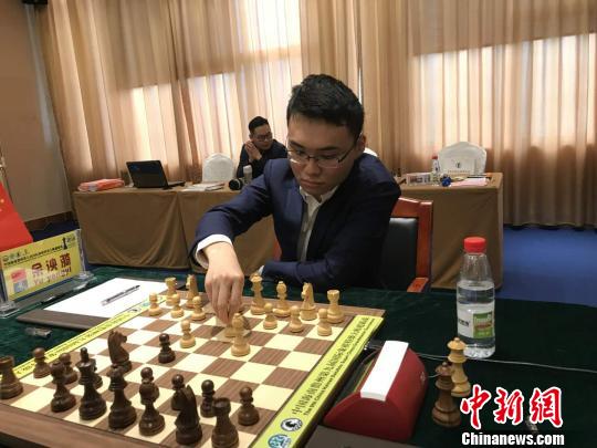 中国棋手余泱漪谨慎走棋。　刘襄琳 摄