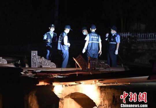 桥上公安人员进行现场勘查。 王刚 摄