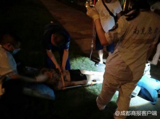 女子从50米高大桥跳江 警察潜水一把抓住其头发