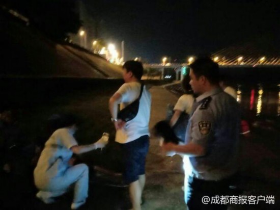 女子从50米高大桥跳江 警察潜水一把抓住其头发