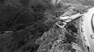 货车失控冲出匝道挂悬崖 交警墙外拉张大网已救5人