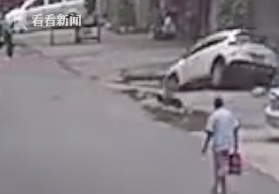 女司机把油门当刹车连撞2名老人 男友示爱主动顶包