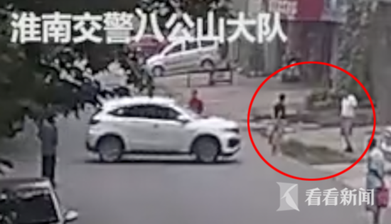 女司机把油门当刹车连撞2名老人 男友示爱主动顶包