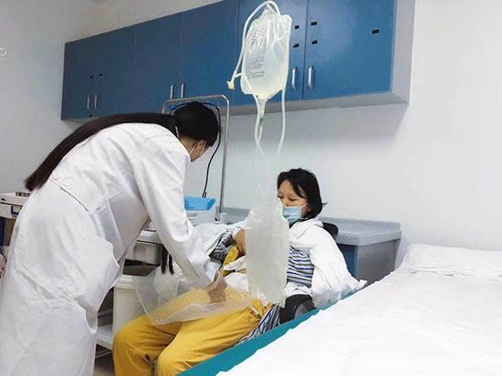 朱娅在医院进行腹膜透析手术。 朱娅 供图【对话朱娅】