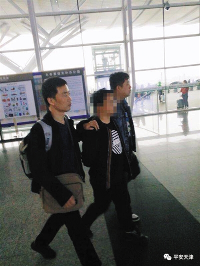 警方对涉案人员进行控制。