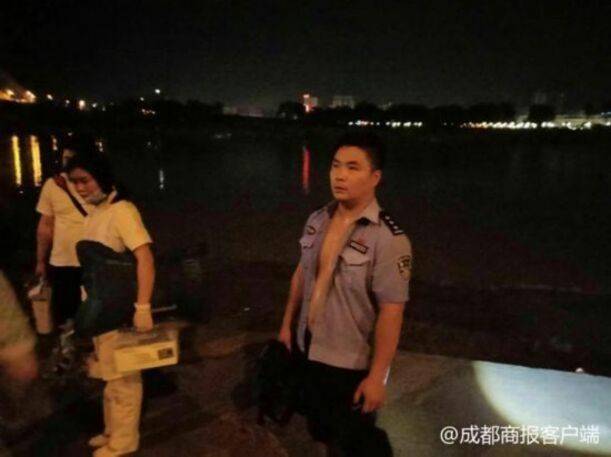 女子从50米高大桥跳江 警察潜水一把抓住其头发