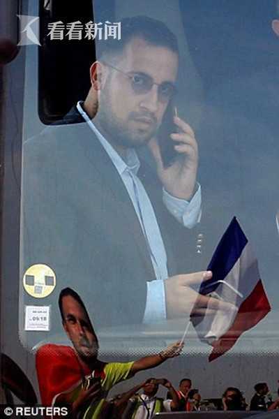 马克龙否认与打人保镖有不伦关系:没给他核按钮