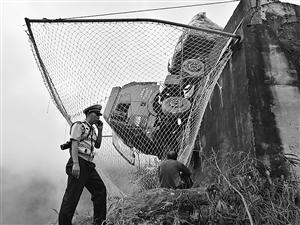 货车失控冲出匝道挂悬崖 交警墙外拉张大网已救5人