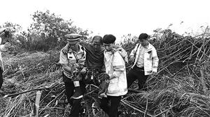 货车失控冲出匝道挂悬崖 交警墙外拉张大网已救5人