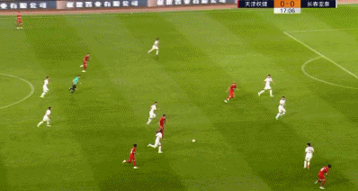 gif-权健前场精彩一脚传递 帕托远程发炮打飞机