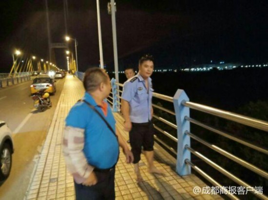 女子从50米高大桥跳江 警察潜水一把抓住其头发